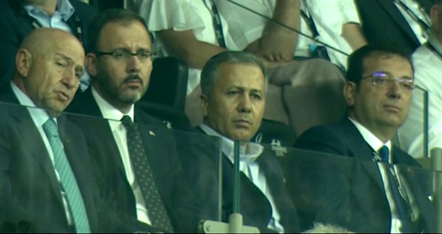 Ekrem İmamoğlu, Liverpool-Chelsea maçını tribünden izledi