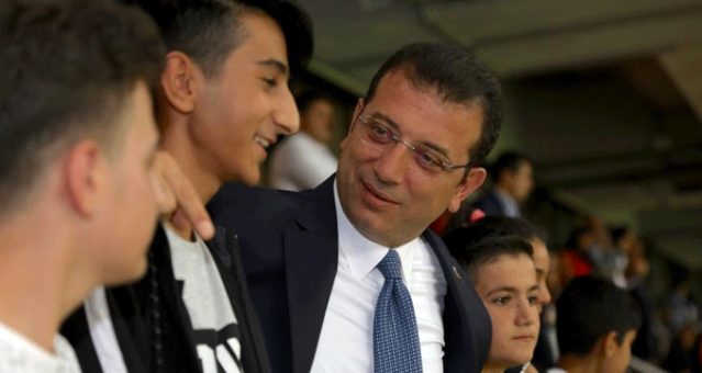 Ekrem İmamoğlu, ilk defa stada gelen çocuklarla maç izledi