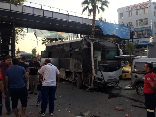 Adana’da polis taşıyan otobüse bombalı saldırı: Yaralı polisler var