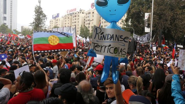 Şili’de bir milyondan fazla kişi, eylemlerine son vermek için olağanüstü halin sona erdirilmesini ve askerlerin kışlalarına geri dönmesini istiyor