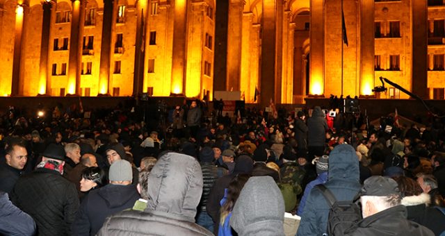 Gürcistan’da güvenlik güçleri, parlamentoyu kuşatan protestoculara müdahale etti!