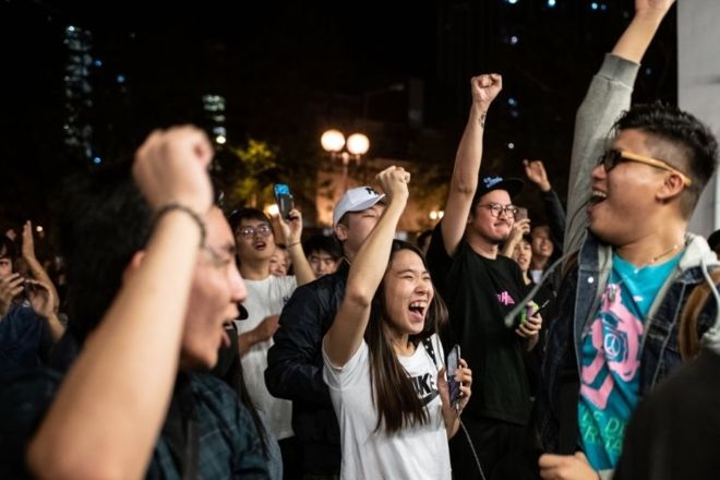Hong Kong’da yaplan yerel seçimleri, aylardır süren protestoların tarafında yer alan demokrat adaylar kazandı!