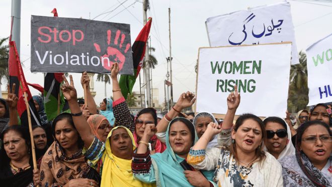 Pakistan’da feminizmle ilgili düzenlenen panele kadın konuşmacı çağırmayıp sadece erkeklerin feminizmi tartışması tepki çekti