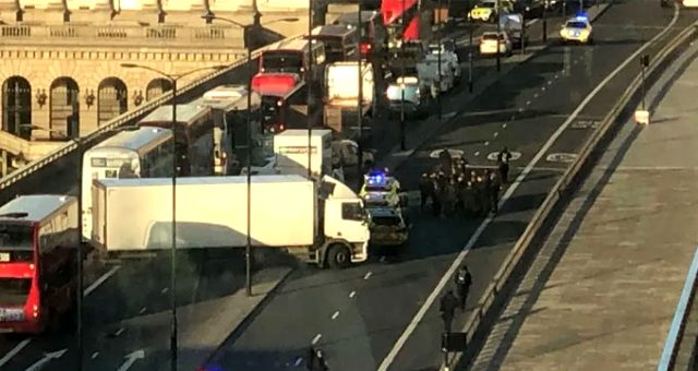 Londra Köprüsü’nde bıçaklı saldırı, polis saldırganı vurarak yakaladı