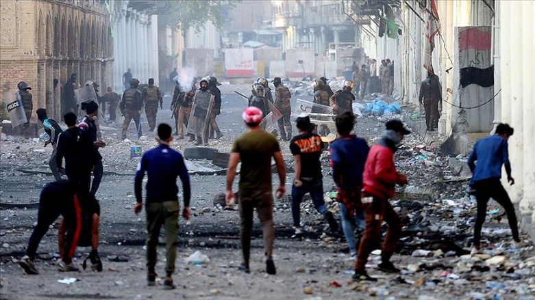Irak’ta göstericiler valilik binasını ateşe verdi!