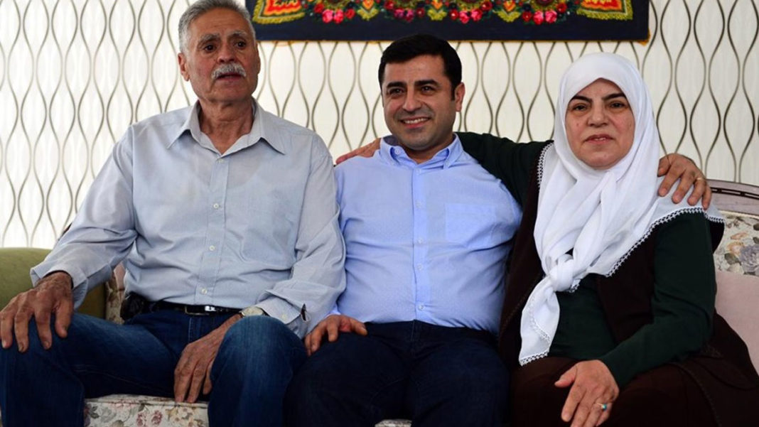 Selahattin Demirtaş’ın anne ve babasının da içinde bulunduğu araç kaza yaptı