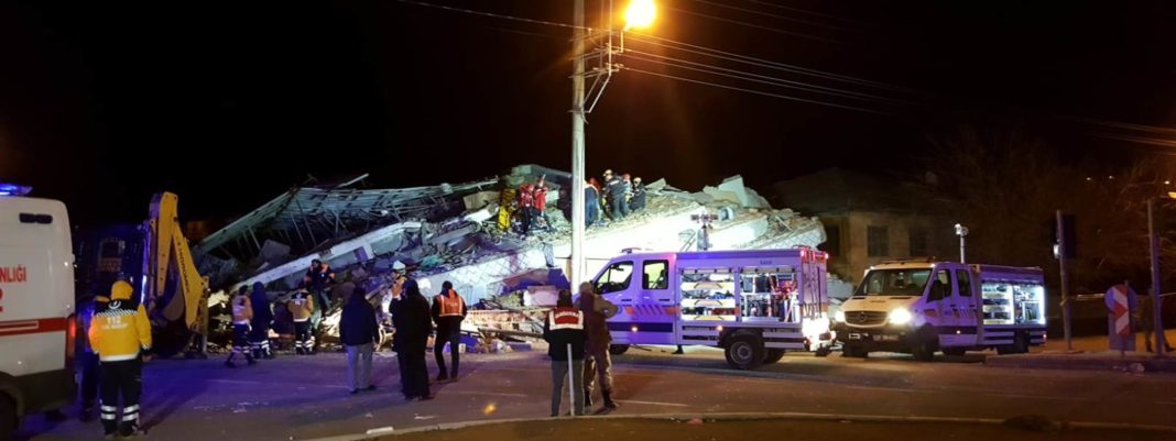Elazığ’da 6 aylık hamile bir kadın enkazdan sağ olarak kurtarıldı