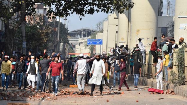 Delhi’de protestolar: Hindu ve Müslüman gruplar çatıştı, 13 kişi öldü