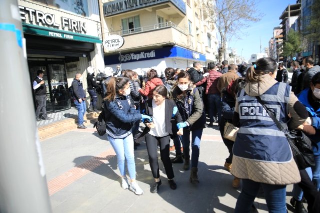 Akdeniz Belediyesi eş başkanları adliyeye sevk edildi