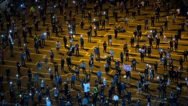 İsrail’de muhalefet, sosyal mesafeyi koruyarak Netanyahu’yu protesto etti: ‘Demokrasimizi öldürüyor’