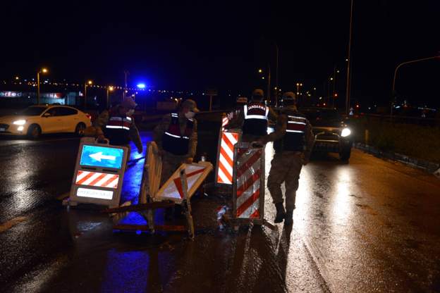 Türkiye’de 30 büyükşehir ve Zonguldak’ta araç giriş çıkış yasağı başladı