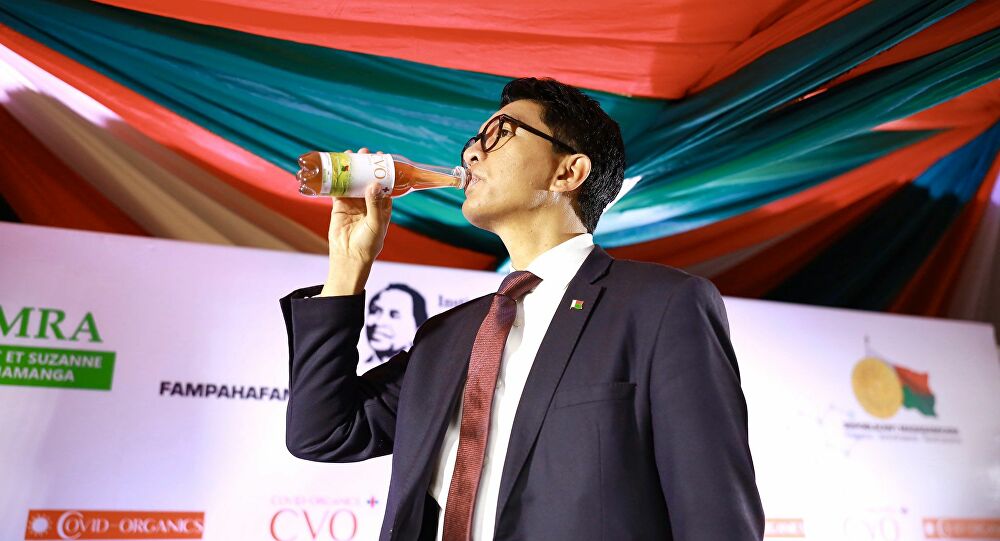 Madagaskar Cumhurbaşkanı ‘koronavirüs ilacını’ tanıttı: Canlı yayında içti!