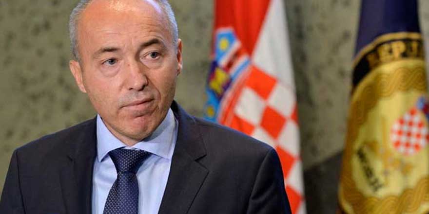 Eğitim uçuşu sırasında iki pilotun hayatını kaybettiği Hırvatistan’da savunma bakanı istifa etti