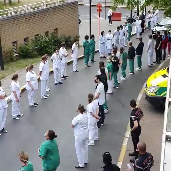 Belçika’da sağlık çalışanları sırtlarını dönerek hastaneye ziyarete gelen Başbakan Wilmès’i protesto etti
