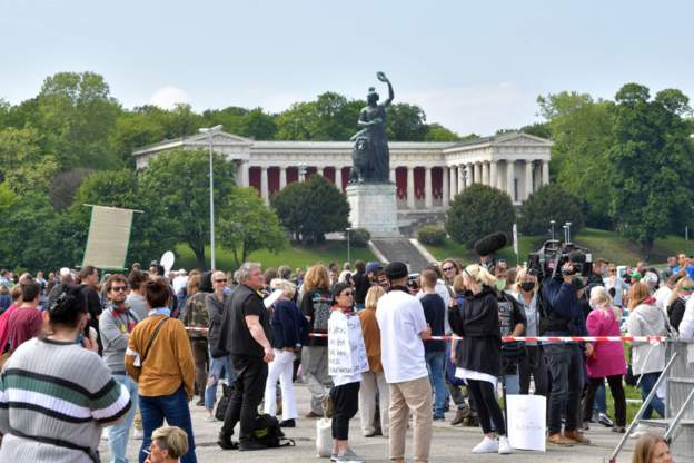 Almanya’da binlerce kişi koronavirüsten kaynaklı kısıtlamaları protesto etti