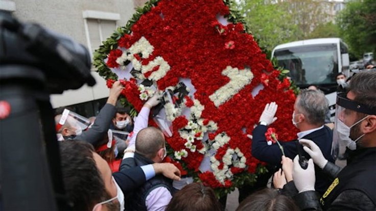 DİSK’in parçalanan çelengini Taksim’e milletvekilleri götürdü