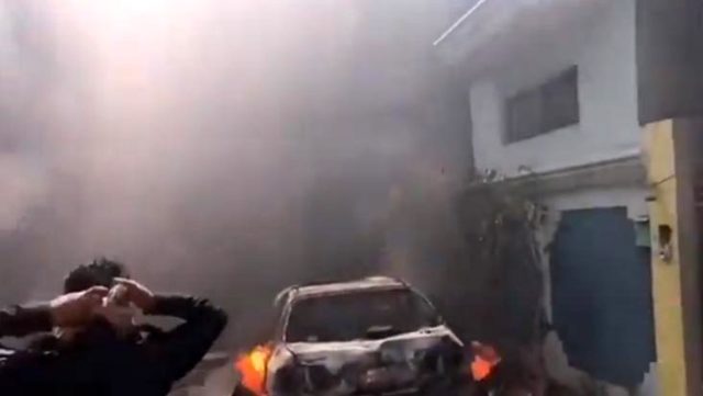 Pakistan’da uçağın düştüğü olay yerinden ilk görüntüler!