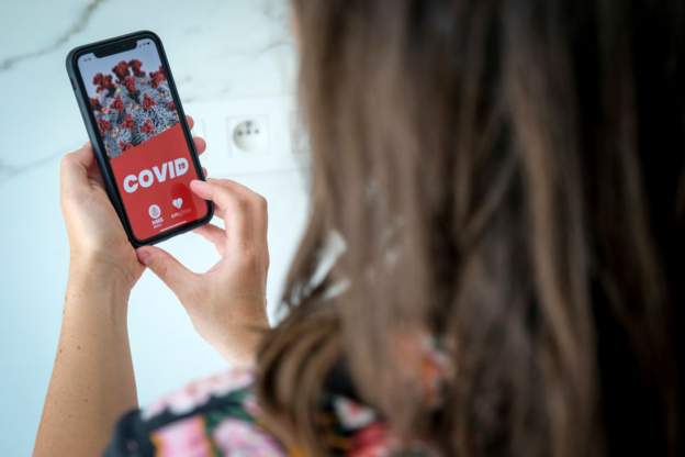 ‘İngiltere’ye gelenler cep telefonu uygulamasıyla takip edilecek’