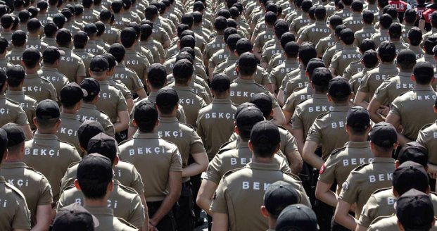 Göçmeni tokatlayan bekçiler açığa alındılar