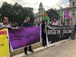Londra’da Kürtlerin protestosu: Bir protestocunun yola atlaması sonucu Başbakan Boris Johnson’ın aracı kaza yaptı