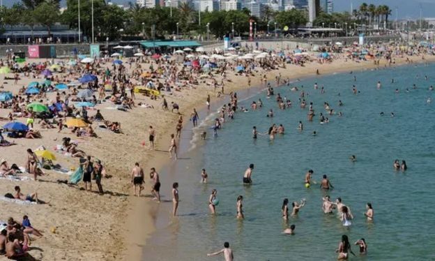 Guardian: İngiltere, Türkiye dahil bazı ülkelere tatile gidenler için dönüşte karantina kuralını kaldırabilir