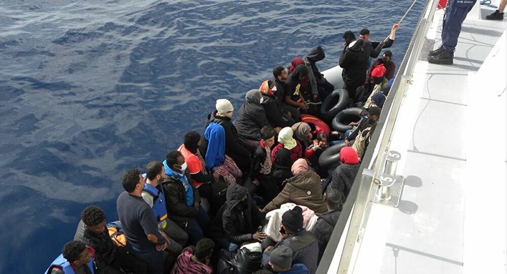 İzmir’de Türk karasularına geri itilen 42 sığınmacı kurtarıldı