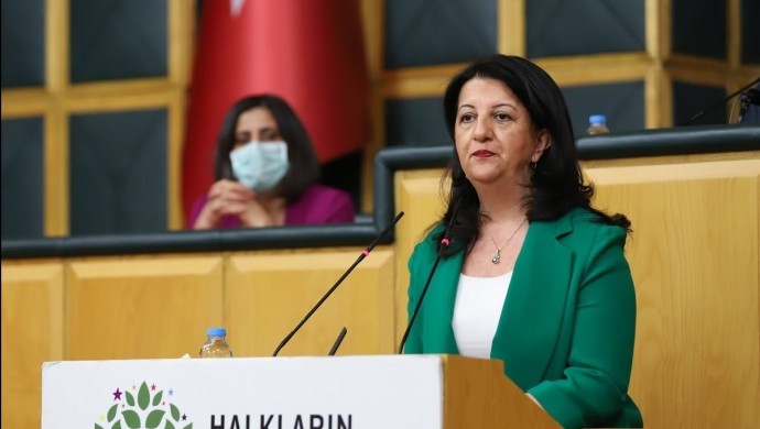 Pervin Buldan; ‘Sedat Peker, yaşanan pislikleri, işlenen suçları ifşa etmeye devam ediyor. Var mı bir soruşturma. Elbette ki yok’