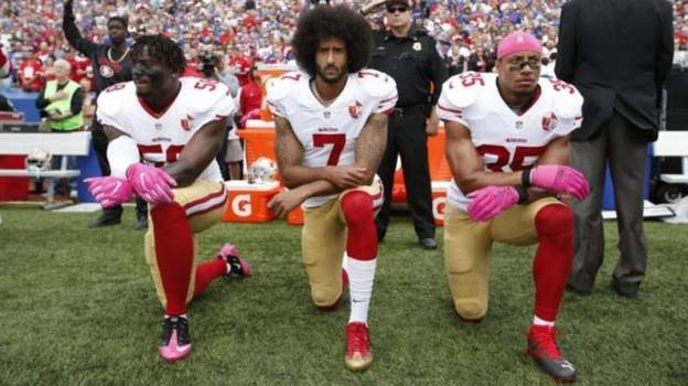 Ulusal Amerikan Futbolu Ligi (NFL) oyuncuları ulusal marş söylenirken dizlerinin üstüne çökerek protesto eyleminde bulundu