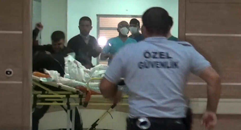 ‘Yan baktığı’ gerekçesiyle bıçakladıkları kişiyi sedyedeyken yumrukladılar