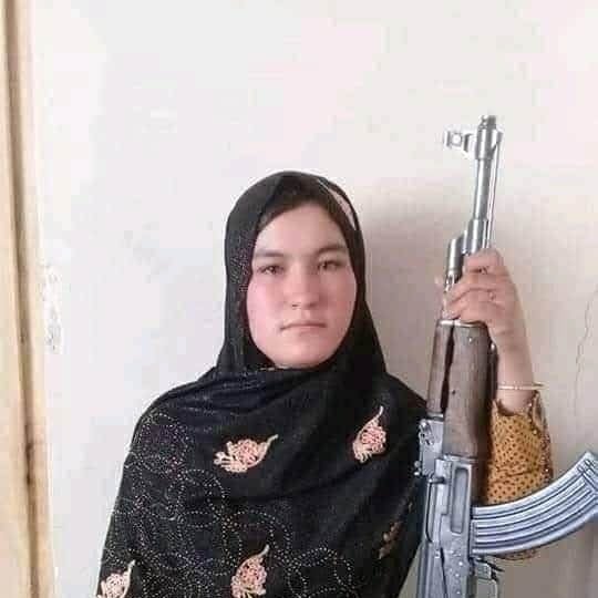 Afganistan’da bir genç kız, ailesini öldüren Taliban mensuplarından ikisini öldürdü, diğerlerini yaraladı!