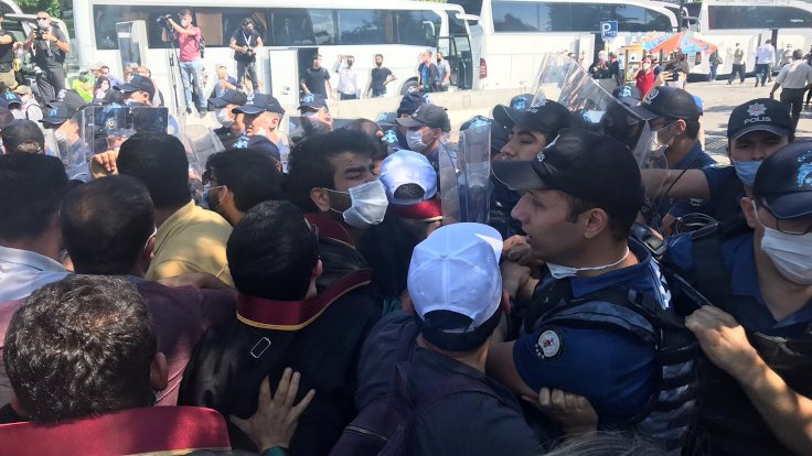 Polis, yürümek isteyen baro başkanlarını darp edip biber gazı sıktı!