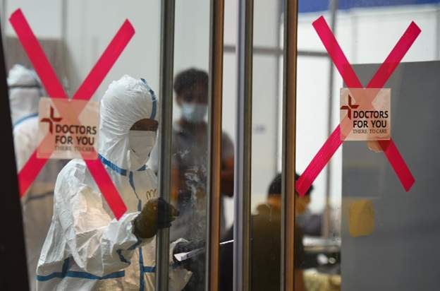 Dünya genelinde günlük koronavirüs vaka sayıları rekor seviyeye ulaştı