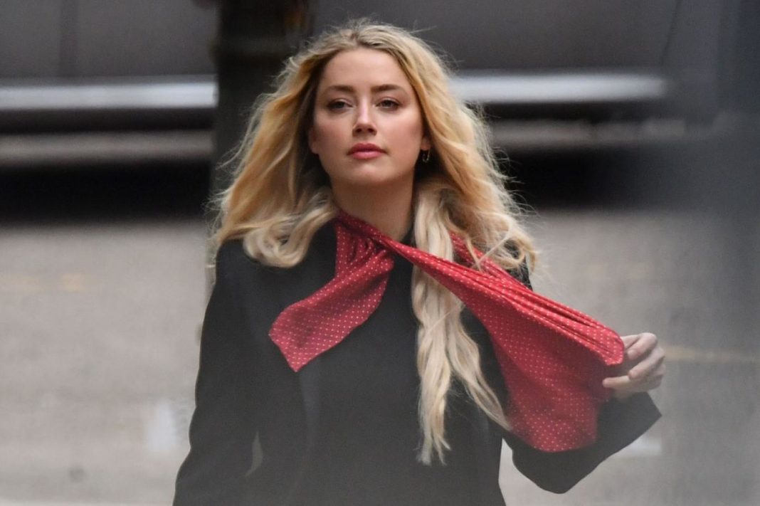 Amber Heard: Karayip Korsanları çekilirken Johnny Depp beni rehin alarak çırılçıplak soydu