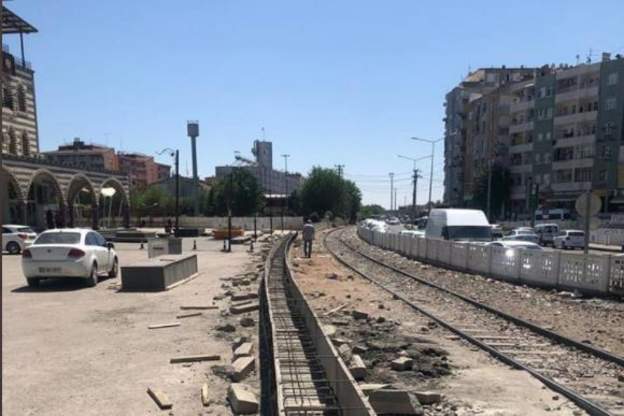 Diyarbakır’ı ikiye bölecek olan ve tepki çeken tren yolu duvar projesi meclis gündeminde