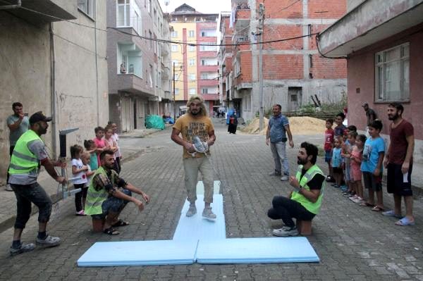 Yaptıkları defileyle fenomen olan inşaat işçilerine oyunculuk teklifleri geliyor