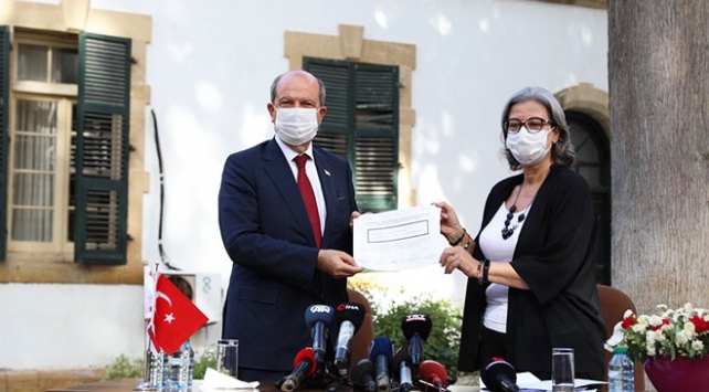 KKTC’nin 5. cumhurbaşkanı seçilen Ersin Tatar mazbatasını aldı