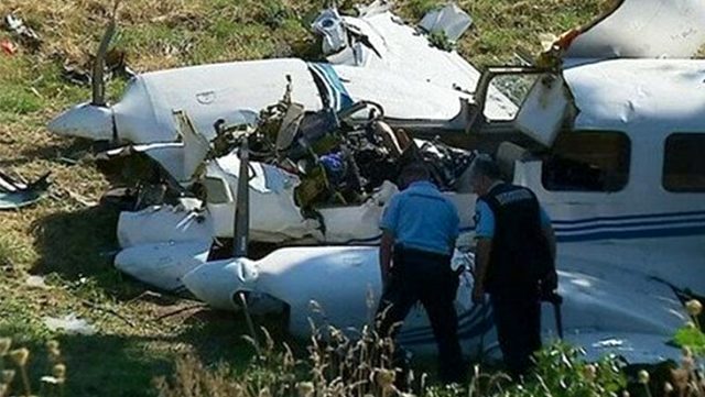 Fransa’da motorlu microlight uçağı ile turist uçağı havadayken çarpıştı. Kazada 5 kişi hayatını kaybetti