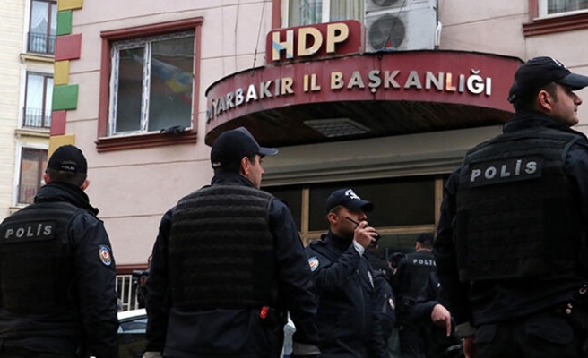 Diyarbakır’da HDP’nin il ve ilçe binalarına baskın: Arama yapılıyor