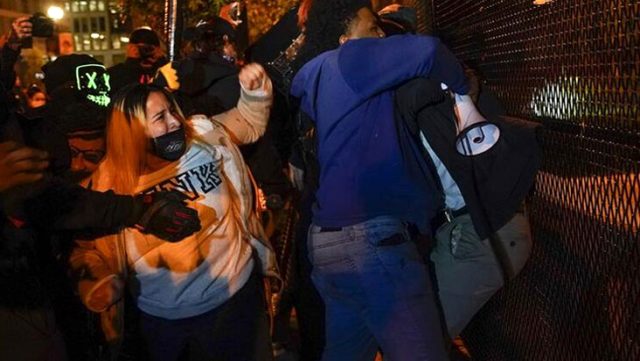 Trump’a destek gösterisinin ardından karşıt gruplar arasında arbede: Polis biber gazıyla müdahale etti, 10 yaralı