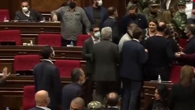 Ermenistan Meclisi’nde Karabağ kavgası