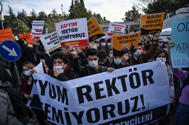 Boğaziçi Üniversitesi öğrencilerinden açıklama: Gözaltına alınan arkadaşlarımız serbest bırakılsın