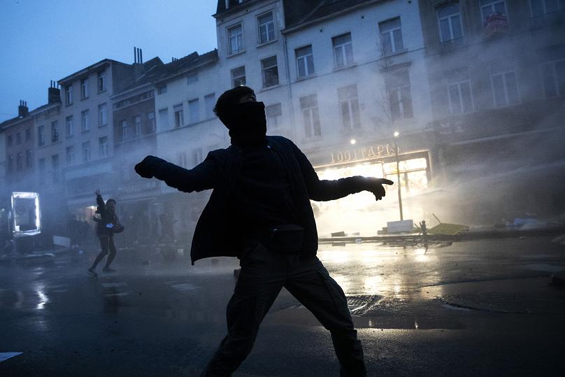 Belçika’da siyahi gencin gözaltında ölmesini protesto eden eylemciler karakolu ateşe verdi