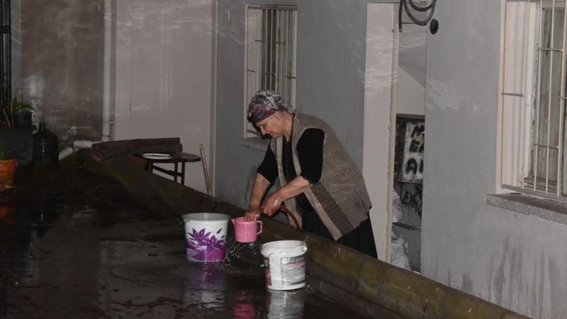 İzmir’de fırtına ve hortum yüzünden 16 kişi yaralandı
