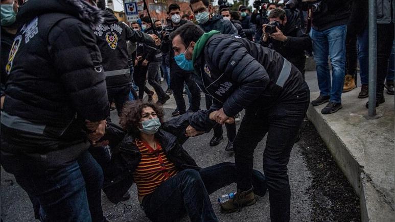 İnsan Hakları İzleme Örgütü: Boğaziçi protestocuları insan hakları ihlallerine maruz kaldı