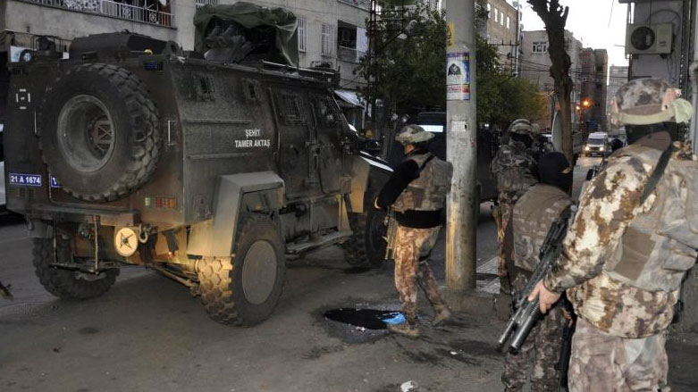 Adana ve İzmir’de ev baskınları: 15 kişi gözaltı