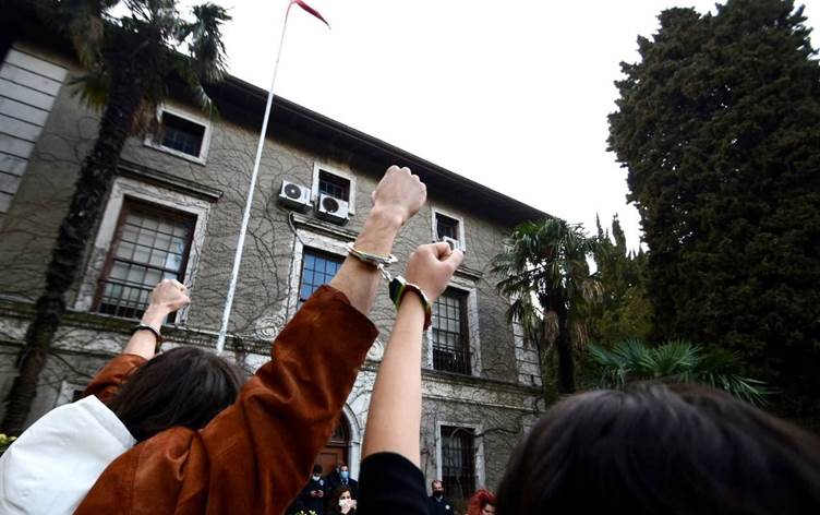 Boğaziçili akademisyenler: Yüzlerce öğrencimiz üniversite yurtlarına yerleştirilemedi