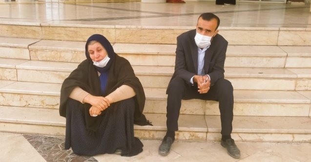 Adliye önünde “Adalet” talebinde bulunan Emine Şenyaşar: Hastane kayıtları neden çıkarılmıyor?