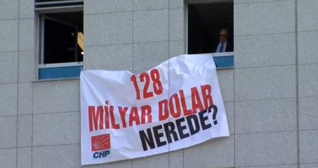 CHP İstanbul Milletvekili Mahmut Tanal, TBMM’deki odasının penceresine “128 milyar dolar nerede” pankartı astı