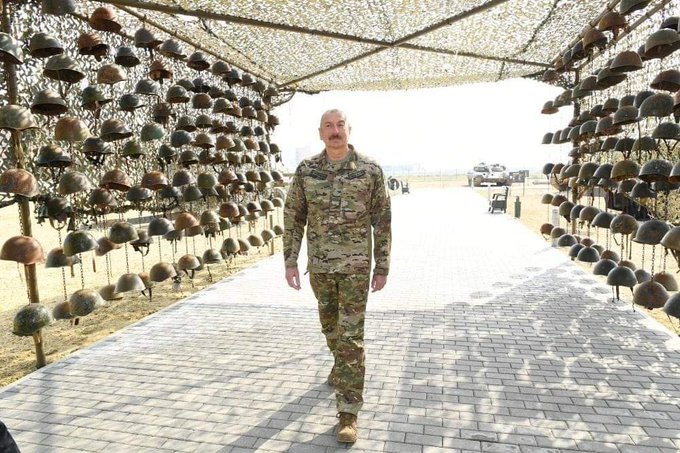 Ölü Ermenistan askerlerinin miğferleriyle poz veren Aliyev’e tepki yağıyor