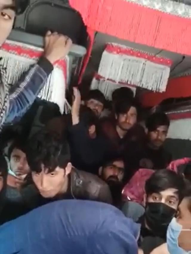 Aç susuz günlerdir yoldalar! 17 kişilik minibüsten 40 sığınmacı çıktı